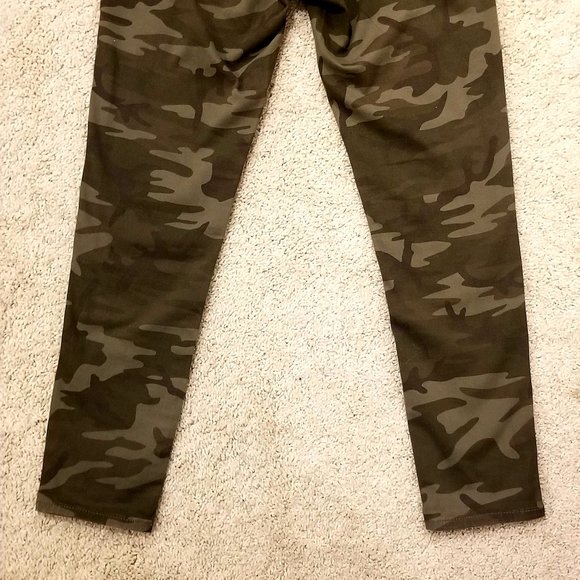 Women's Levi Jean's - Picture 5 of 6